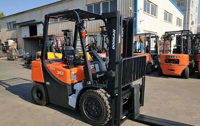 煙臺(tái)電動(dòng)叉車.jpg 煙臺(tái)電動(dòng)叉車.jpg